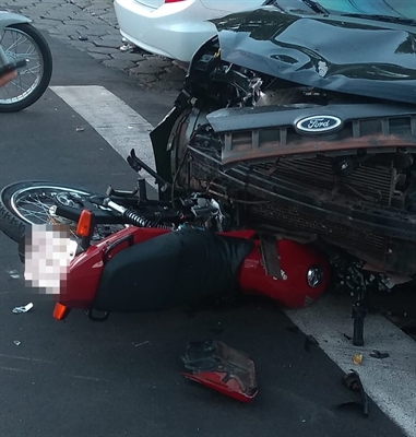 Moto e carro se envolveram em um acidente em avenida de Araçatuba — Foto: Regional Press