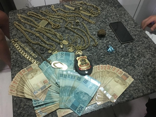 Joias, dinheiro e droga foram apreendidos na casa de um dos suspeitos durante operação Tudo Nosso — Foto: Arquivo Pessoal