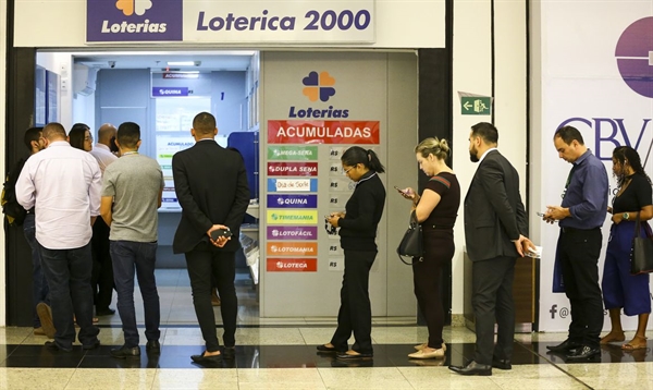 Em publicação no Twitter, Bolsonaro destacou que, no Brasil, existem 12.956 casas lotéricas e 2.463 se encontram fechadas por decretos estaduais ou municipais (Foto: Marcelo Camargo/Agência Brasil)