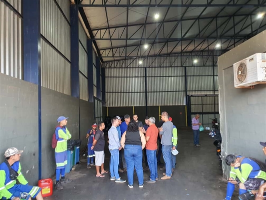 Funcionários da Shalom, empresa responsável pela coleta de lixo em Votuporanga, realizaram ontem uma paralisação (Foto: A Cidade)