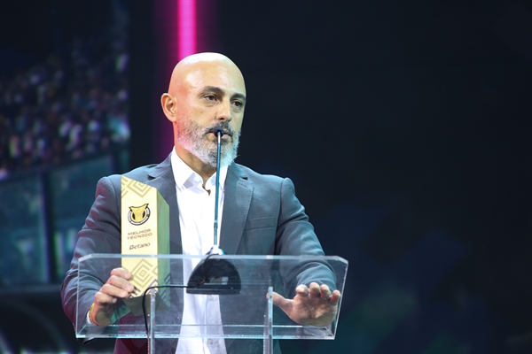 Rafael Guanaes durante a premiação em que foi escolhido o melhor técnico do Campeonato Brasileiro (Foto: Staff Images/CBF)