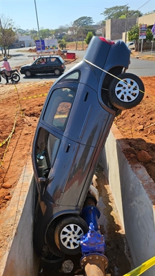 O carro caiu “de ponta” dentro das obras de tubulação na rotatória e ficou com as rodas para o alto, na zona Norte da cidade (Foto: A Cidade)