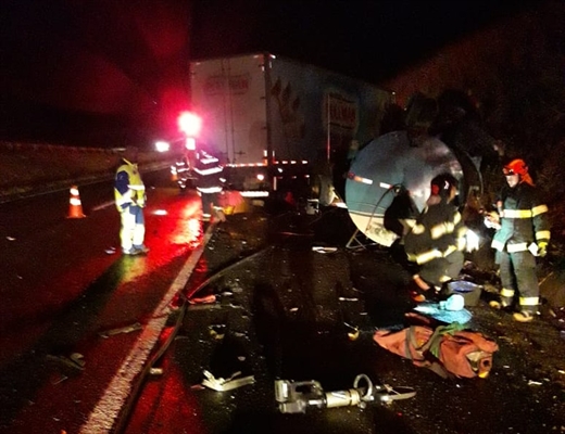 Acidente entre caminhões deixa motorista ferido em Cosmorama — Foto: Divulgação/Votuporanga Tudo