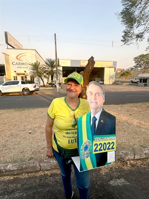 Será que isso dá votos? A candidata a vereadora Debora Câmara Romani, do PL, aparece na esquina abraçada com a placa do ex-presidente Jair Bolssonaro. Veja como ficou! (Foto: Redes sociais)