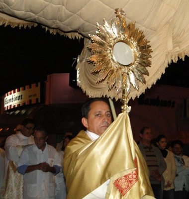 Católicos pedem alimentos para celebrar Corpus Christi 