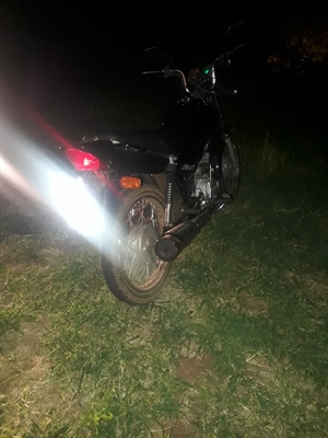 : Em relação ao veículo, a equipe da Força Tática e Rocam conseguiram localizar e recuperar a motocicleta preta (Foto: Divulgação/PM)