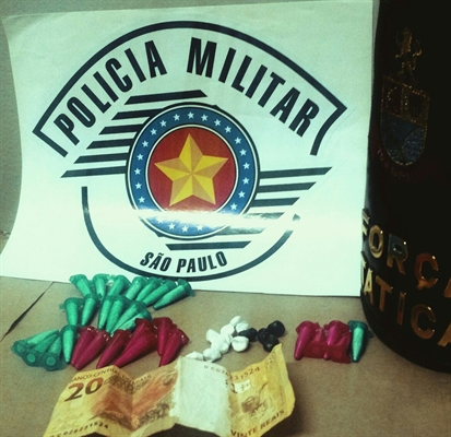Com os dois jovens foram localizadas diversas porções de crack e cocaína; eles foram presos em flagrante pela Polícia Militar de Votuporanga Foto: Divulgação/Polícia Militar 