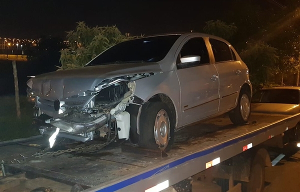 Carro ficou danificado após homem bater em pontilhão e em viatura da Guarda Civil Municipal — Foto: Divulgação/Guada Civil Municipal