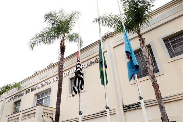 Neste período, as bandeiras ficarão hasteadas até meio mastro (Foto: Prefeitura de Votuporanga)