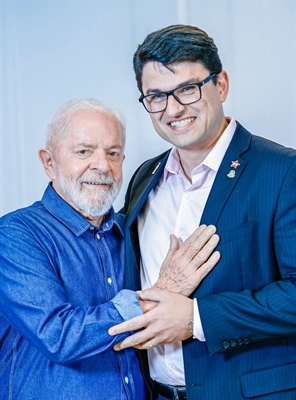 Uma foto de Bruno Arena ao lado do presidente Lula começou a circular pelas redes sociais nesta semana. O pré-candidato do PT a prefeito de Votuporanga está com a bola toda dentro do partido.     (Foto: Redes sociais )