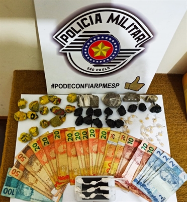 Os policiais militares apreenderam diversas porções de crack, maconha e cocaína, além de dinheiro  (Foto: Divulgação/PM)