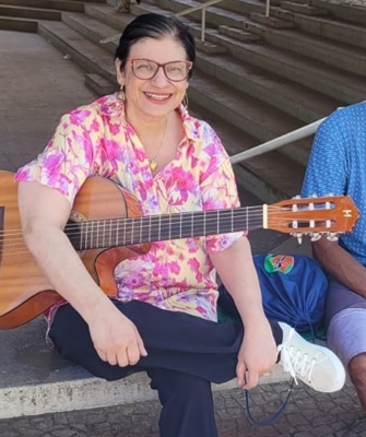 A iniciativa foi criada pela psicóloga Diná Freschi Ferreira que canta e toca violão (Foto: Arquivo Pessoal)