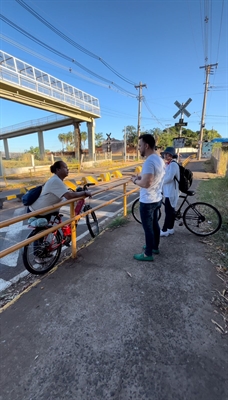 O vereador Emerson Pereira ouviu alguns moradores que se disseram preocupados com o fechamento do acesso (Foto: Assessoria)