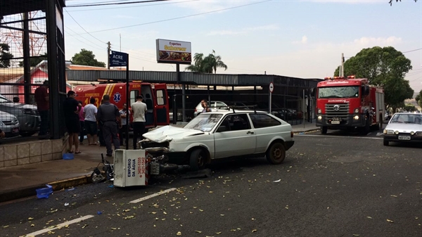 O motociclista, J.D.S.S., de 21 anos, foi socorrido pelo Corpo de Bombeiros de Votuporanga (Foto: Aline Ruiz/A Cidade)