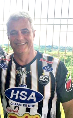 Helton Borges, empresário de grande prestígio e um dos “donos do CAV”, reconhecendo o trabalho do ano da rádio Cidade FM. É gratificante. (Foto Arquivo pessoal)