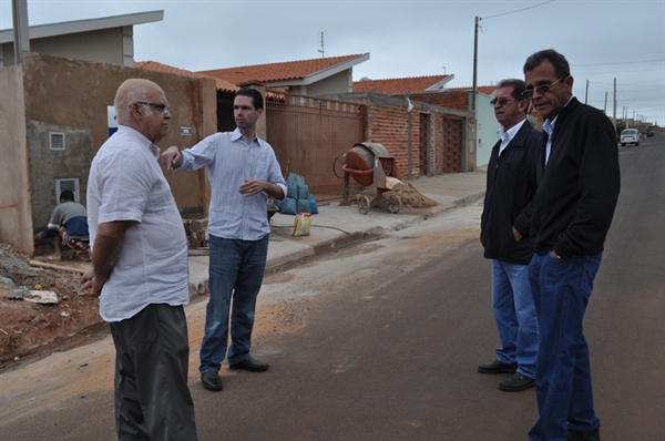 Prefeitura asfalta provisoriamente desvio