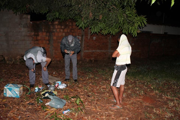 Menino foi encontrado em árvore, onde ele disse viver há 15 dias