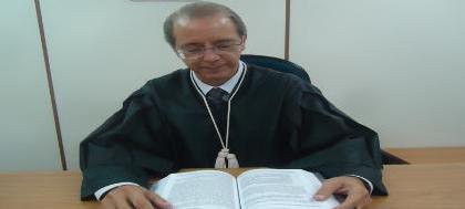 Doutor Antônio Carlos Francisco deixa o Fórum 