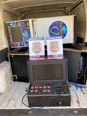 Nos locais, foram encontrados e apreendidos totens eletrônicos, máquinas de apostas, anotações de jogos, entre outros (Foto: Polícia Civil)