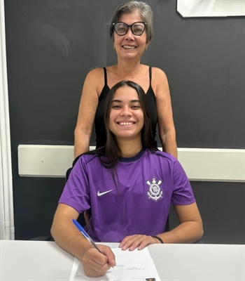 Maria Clara e sua mãe Adriana Tavares durante a assinatura de contrato com o Corinthians  (Foto: Divulgação/Instagram)