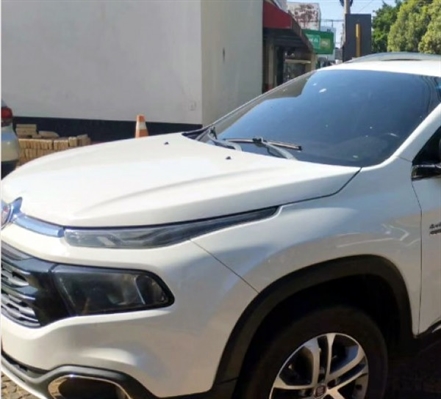 O veículo, um Fiat/Toro branco, foi flagrado com placas adulteradas (Foto: Divulgação)