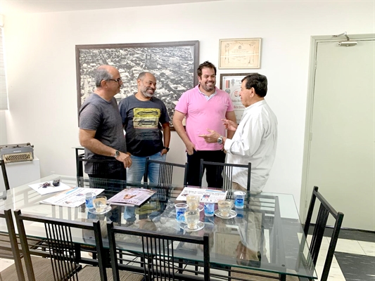 O prefeito de Cardoso Luís Paulo Bednarski passou para um cafezinho no jornal A Cidade. Ele e os assessores Junior e Rafael falaram das metas de governo para o vizinho município. (Foto: A Cidade)