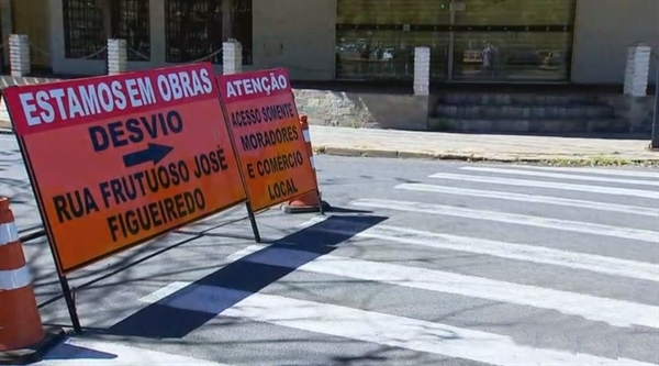 Trecho da Avenida Lino José de Seixas para entrar na Antônio Tavarez Pereira Lima está interditado — Foto: Reprodução/TV TEM