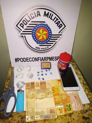 Os policiais da Força Tática apreenderam diversas porções de crack, dinheiro e material usado no preparo da droga (Foto: Divulgação/Força Tática)