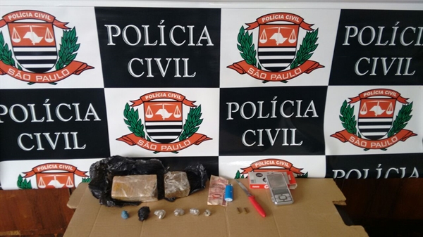 Com elas, foram localizados meio quilo de maconha, porções da mesma droga, balança de precisão e material para embalar o entorpecente Foto: Divulgação/Polícia Civil 