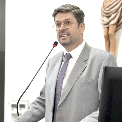 O secretário de Administração da Prefeitura, o dr. Leandro partiu para a carreira solo. Explico: sem ninguém na audiência pública da sua pasta, ele abriu a sessão, discursou e encerrou. É prestação de contas para as paredes. (Foto: Redes sociais)