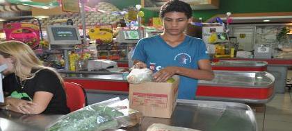 Sacolas voltam e supermercados oferecem alternativas