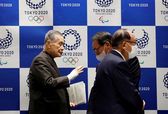 Primeira reunião do Comitê Organizador de Tóquio e o COI, após o cancelamento das Olimpíadas (Foto: Issei Kato/Reuters)