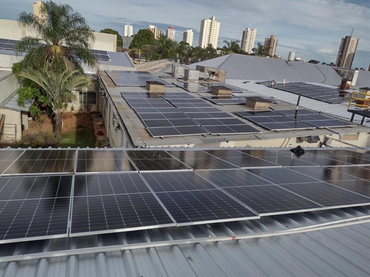 Um exemplo do investimento em energia solar na cidade, neste ano, veio da Santa Casa, que instalou uma “usina” em seu telhado (Foto: Santa Casa)