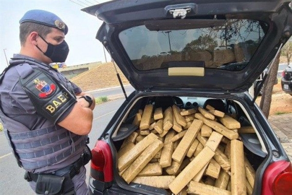 Droga estava em porta-malas de um veículo (Foto: Marco Antonio dos Santos)