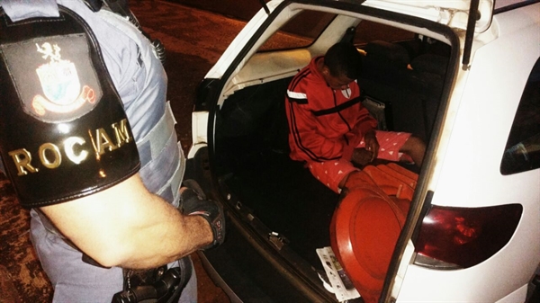 A equipe da ROCAM deteve dois indivíduos com mandado de prisão em aberto pelo crime de tráfico de drogas Foto: Divulgação/Polícia Militar 