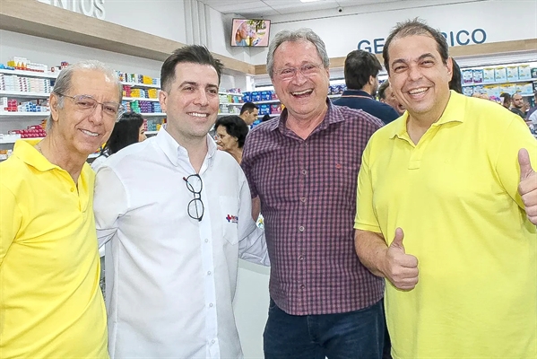 O candidato Dalbert Mega, coladinho com o seu vice Antonio Carlos Francisco, vestiram a “amarelinha” como recomendam os bolsonaristas. (Foto: Redes sociais)