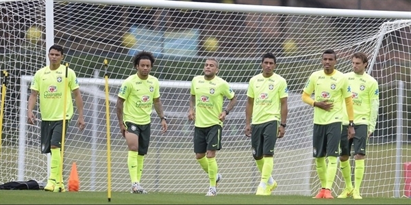 Felipão faz mistério de escalação contra Camarões
