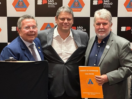 Convênio para a construção da ponte foi assinado pelo prefeito Jorge Seba, junto do governador Tarcísio e do deputado Carlão (Foto: Prefeitura de Votuporanga)