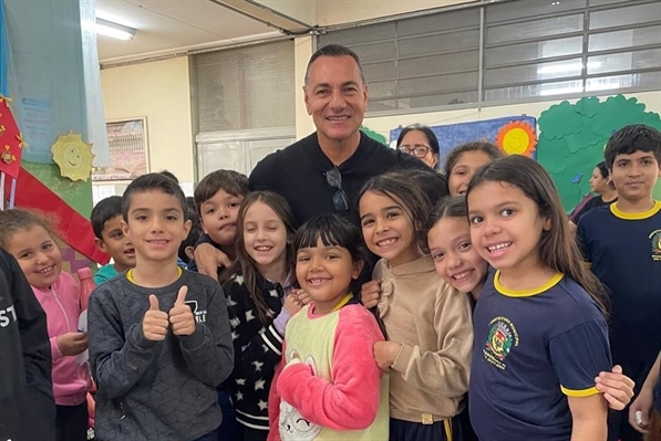 A EMEF Professor Lúcio Antonio Zocal recebeu a visita de Doriva (Foto: Prefeitura de Nhandeara)