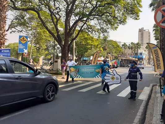Para celebrar a Semana Nacional de Trânsito, foi montado um ‘pedágio educativo’ na rua Amazonas; ‘pedágio’ vai passar por outros pontos (Foto: A Cidade)
