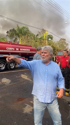 Jorge Seba, também acompanhou o trabalho dos bombeiros no combate ao incêndio e montou um gabinete de emergência no local (Foto: A Cidade) 