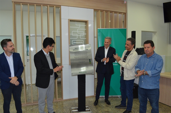 Lideranças locais e diretores da Unimed de Rio Preto participaram da inauguração na noite de anteontem em Votuporanga (Foto: A Cidade)