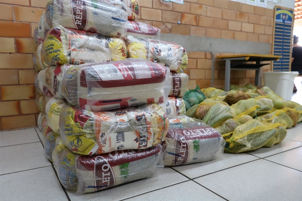 Os kits serão compostos por alimentos não perecíveis da cesta básica, além de frutas e legumes (Foto: Prefeitura de Votuporanga)
