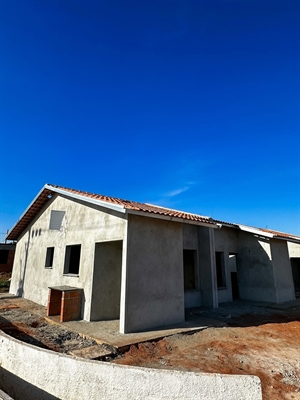 Entre os serviços executados e em andamento estão a fundação das 185 unidades, alvenaria e sistema de energia solar (Foto: Prefeitura de Votuporanga)