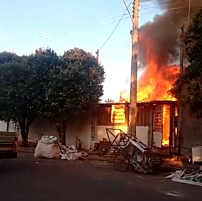 Casa pega fogo em Guaraçaí — Foto: Arquivo Pessoal