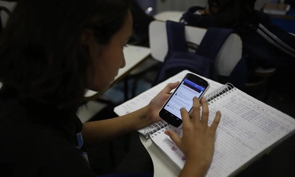 Deputados estaduais de São Paulo aprovaram, por unanimidade, o projeto que proíbe o uso de celulares em todas as escolas (Foto: Paula Giolito/Agência Brasil)