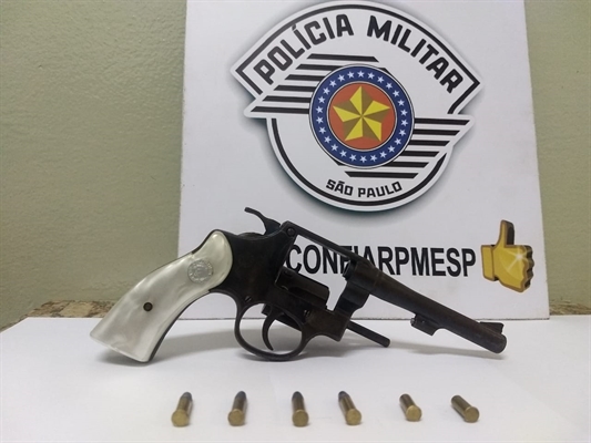 Com ele, a PM encontrou um revólver calibre 22 com a numeração suprimida e municiado com quatro projéteis intactos e dois deflagrados (Foto: Divulgação/Polícia Militar)