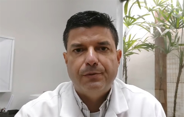 O médico geriatra, Dr. Luciano Melo gravou um vídeo sobre o resultado da imunização em Votuporanga (Foto: Redes sociais)