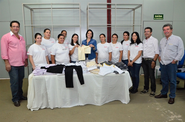FSS repassa 200 peças de roupas à Santa Casa