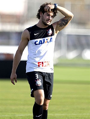 Poucas palavras e gols perdidos: Pato fica em xeque com a Fiel